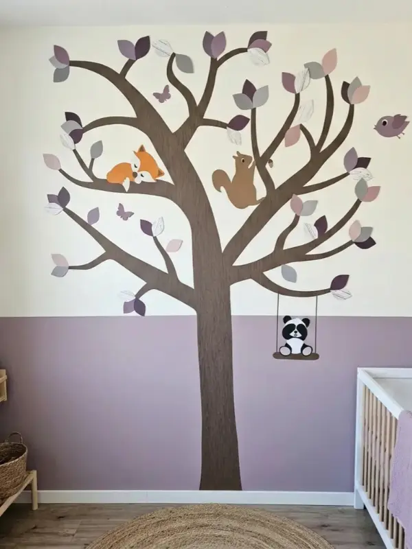 Lila pastel babykamer met een grote boom sticker met bosdieren.